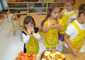 Dzieci piją sok marchewkowo- jabłkowy